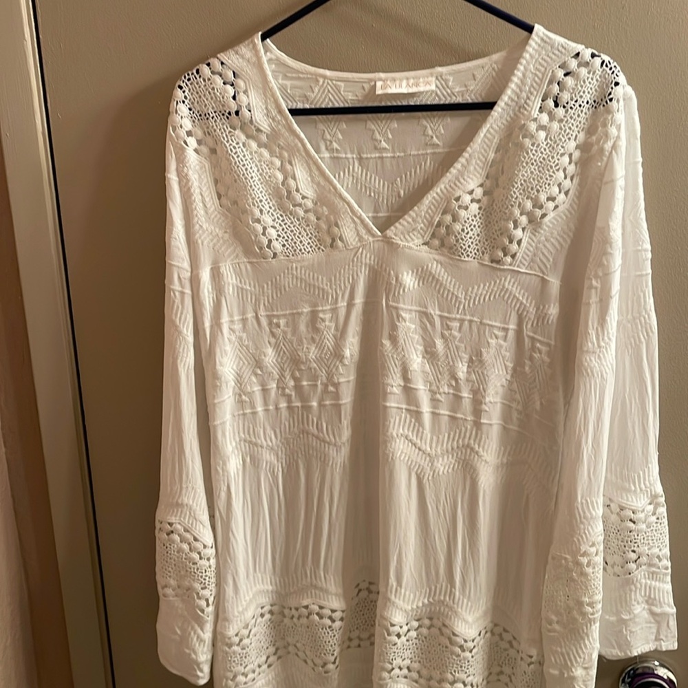 La Blanca
White embroidered eyelet dress  blouse   
V neck 
Small
Bell sleeves